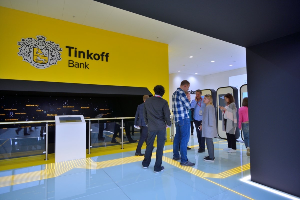 Банк «Тинькофф» решил доплачивать клиентам РФ за доллары и евро 10% от суммы