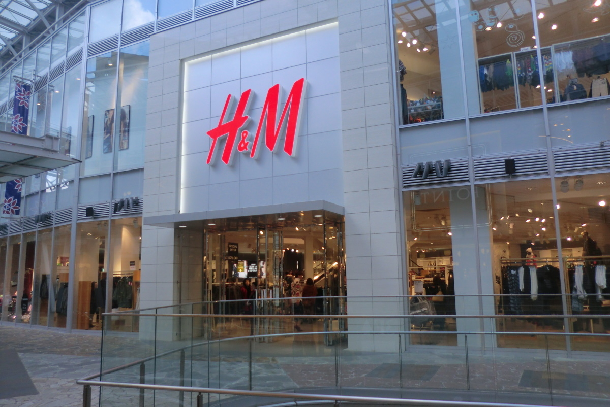 Суд в Приморье отказал в иске к H&M о дискриминации покупателей