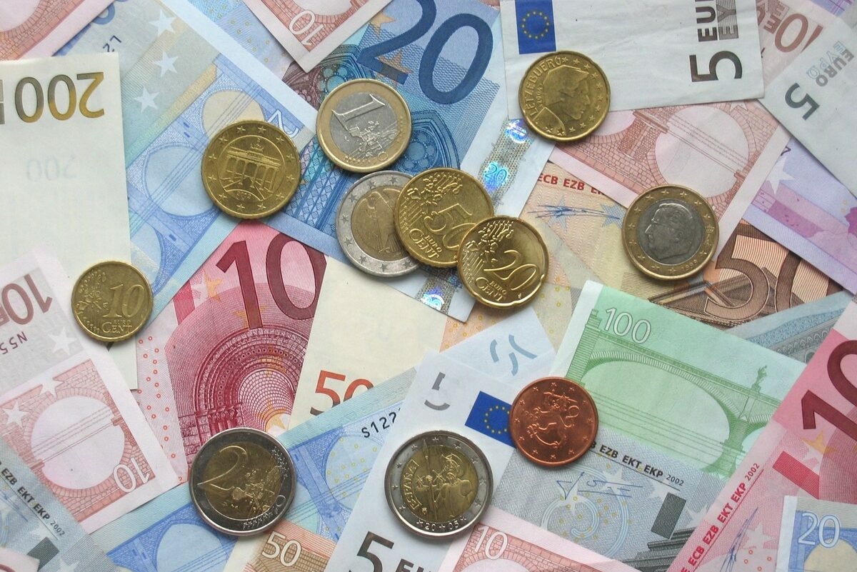 Экономист Беляев объяснил падение курса евро рикошетом санкций против РФ