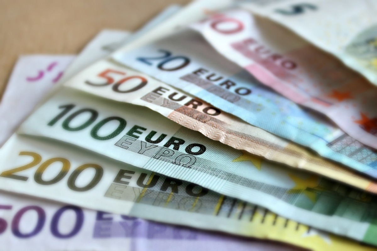 Экономист Зубец предостерег граждан РФ от вложений в доллар, евро и иену