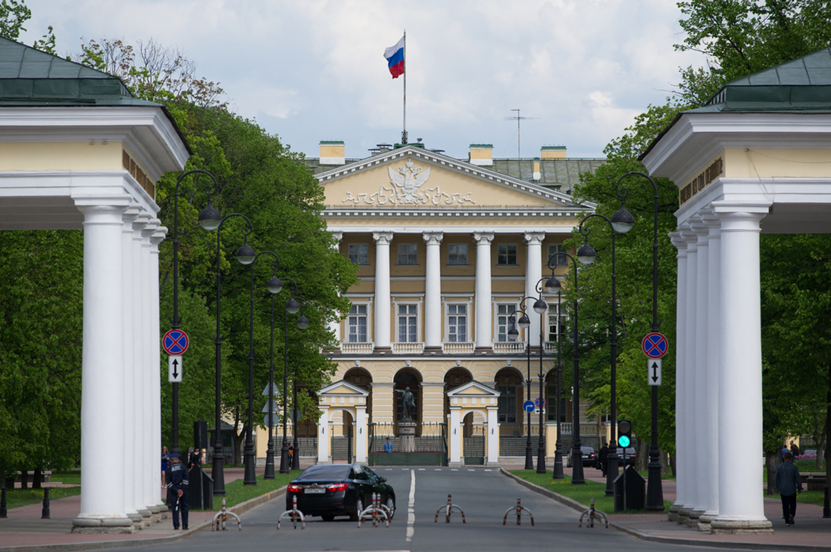 Смольный просит увеличить бюджет Петербурга на 923 миллиарда рублей