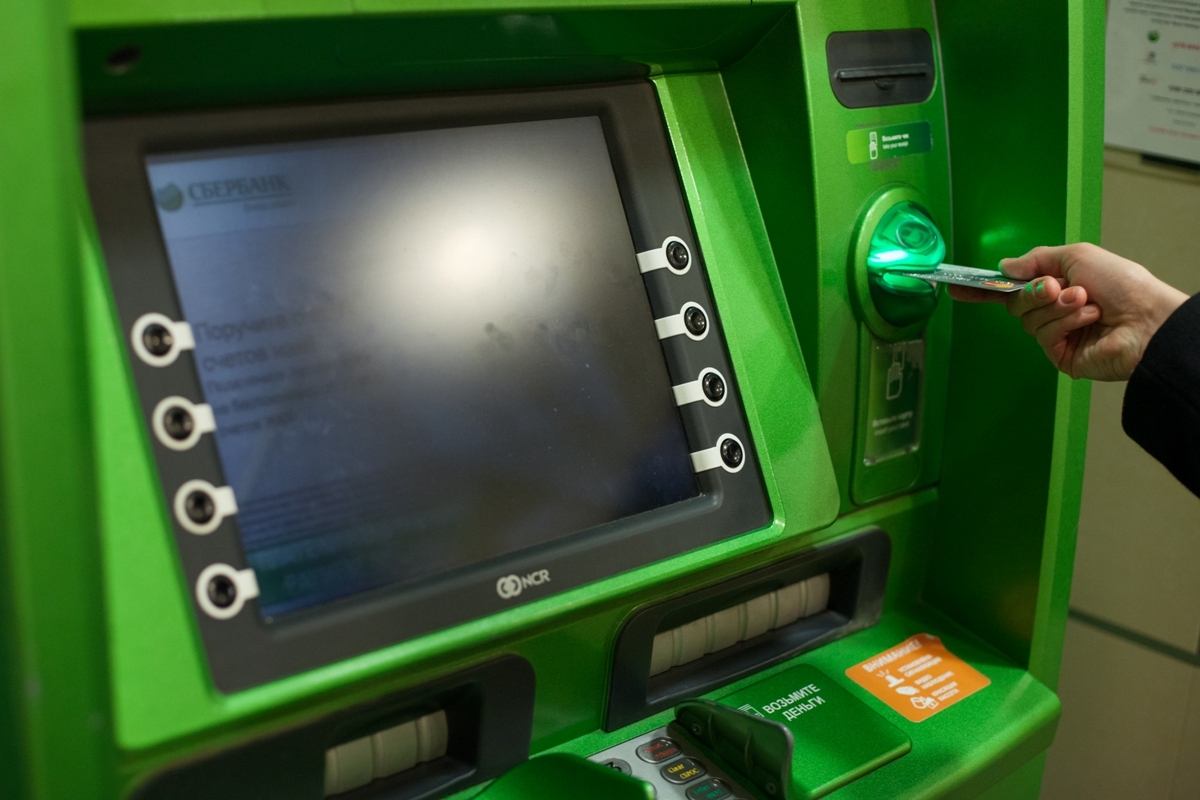 В РФ резко снизилось число банкоматов
