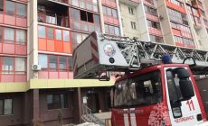 В Челябинске из горящей квартиры спасли женщину