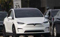 Автопилот Tesla обвинили в наезде на бордюры